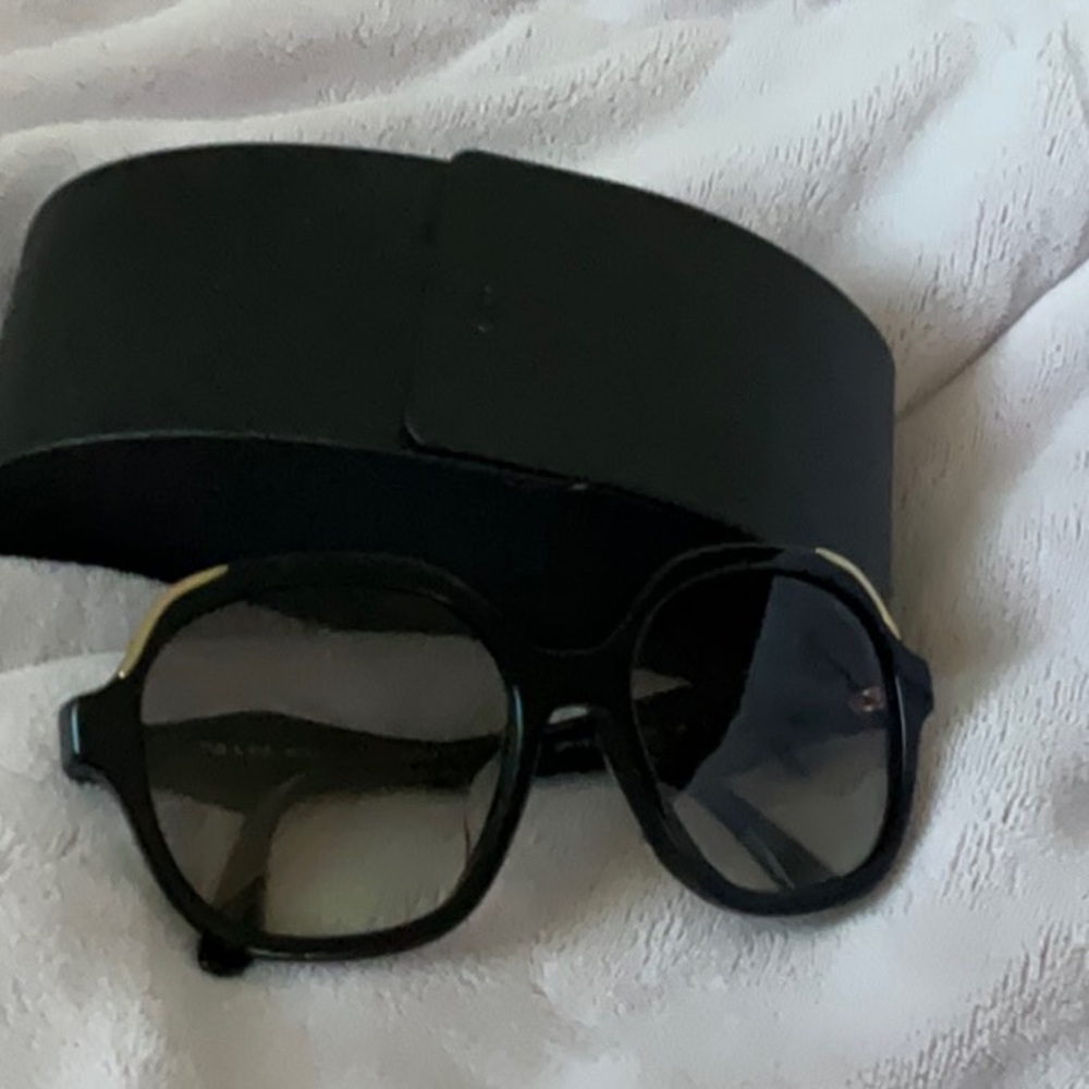 Sunglasses in black and gold details 56 mm